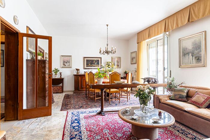 Appartamento con 6 locali in vendita in Via Francesco Redi, Livorno