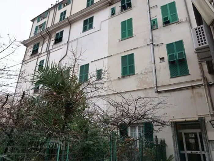 Appartamento trilocale in vendita in Via Costanzo Grillone, Genova