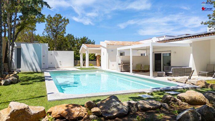 Casa con 8 locali in vendita in del Tridente Snc, Aglientu