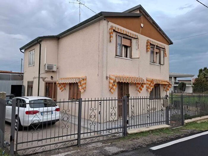 Casa con 7 locali in vendita in Via Argine Adigetto, Fratta Polesine