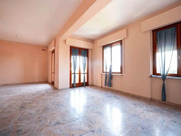 Appartamento con 6 locali in vendita in Via della Robbia, Prato