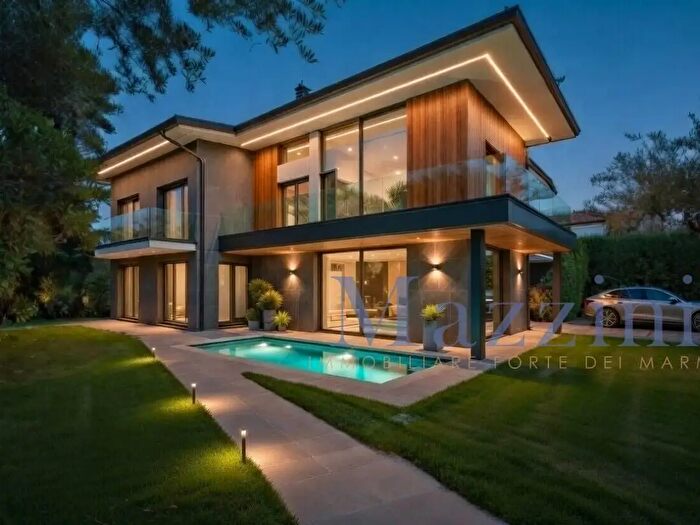 Casa con 15 locali in vendita in Via Allende, Forte Dei Marmi