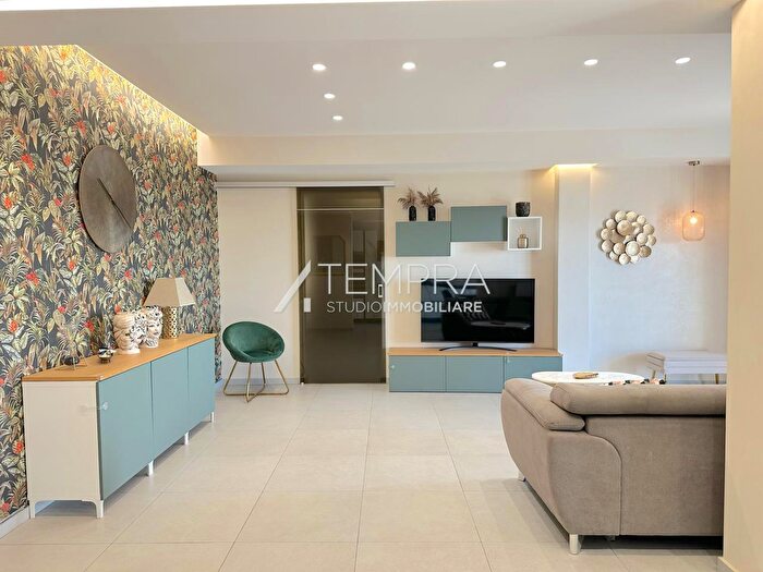 Appartamento con 6 locali in vendita in Via Pascal, Adrano