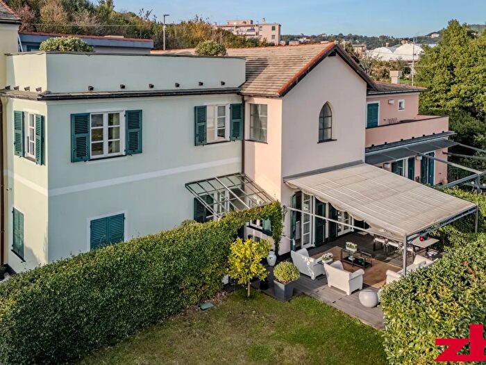 Appartamento con 8 locali in vendita in Via Padre Semeria, Genova