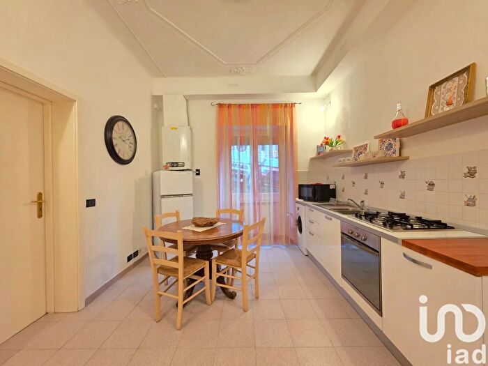 Appartamento trilocale in vendita in Via Santorre di Santarosa, Savona