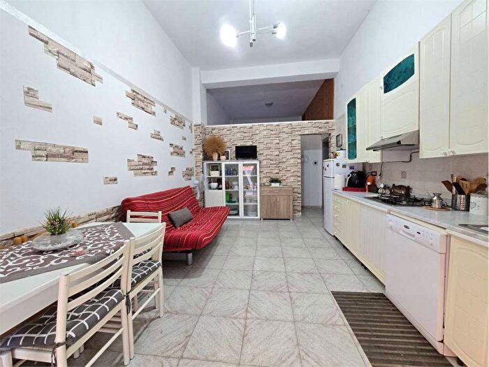 Appartamento con 6 locali in affitto in Via melito porto salvo, Catanzaro Lido, Catanzaro