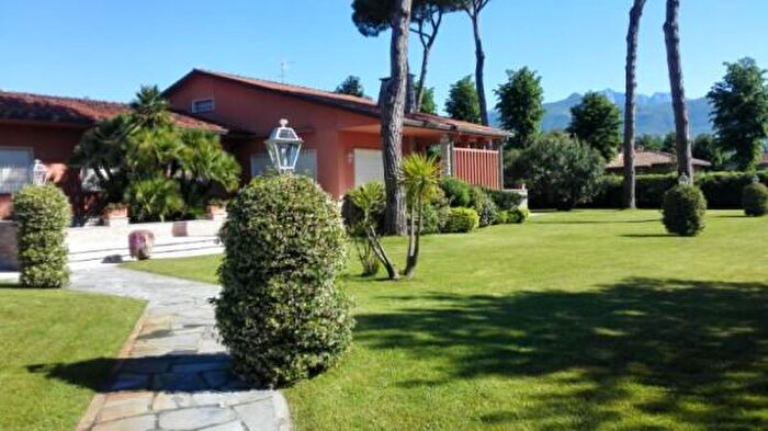 Casa con 6 locali in affitto in Forte Dei Marmi