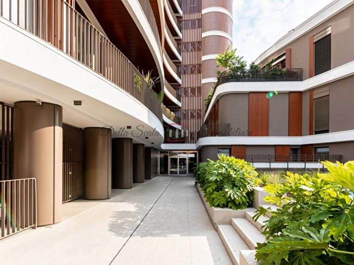 Appartamento trilocale in affitto in Via Alserio, Isola, Milano