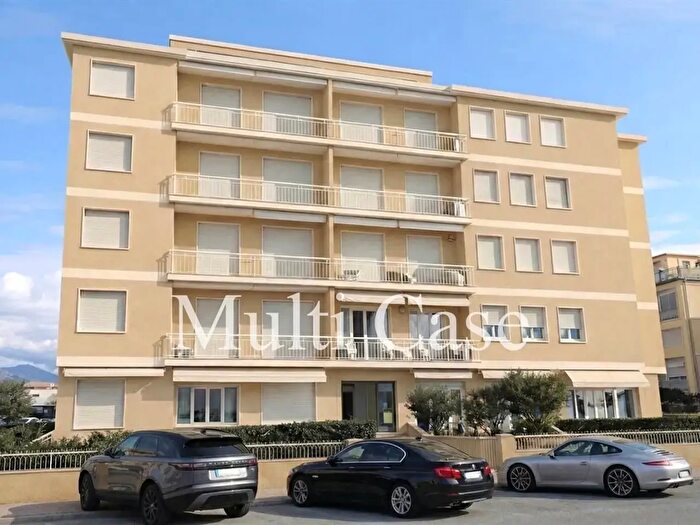 Appartamento con 7 locali in vendita in Via Ermenegildo Pistelli, Camaiore