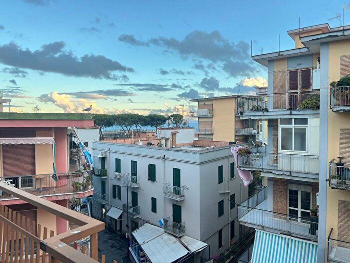 Appartamento quadrilocale in affitto in Via Vecchia San Gennaro, Pozzuoli Alta, Pozzuoli