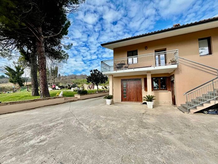 Casa con 7 locali in vendita in Indirizzo Via Moglie, Offagna