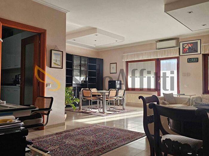 Appartamento quadrilocale in affitto in Via Mar della Cina, Torrino, Roma