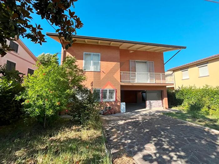 Casa con 8 locali in vendita in Forli'