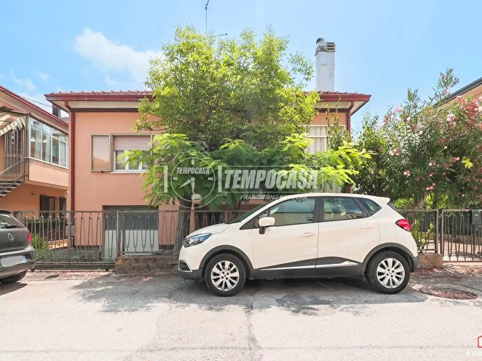Casa con 5 locali in vendita in Viale Etna, Riccione