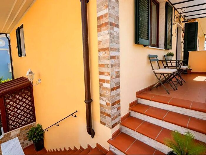 Appartamento trilocale in vendita in Via Arezzo, Massa