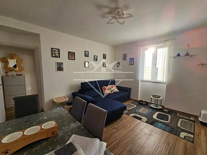 Appartamento con 6 locali in vendita in Carrara