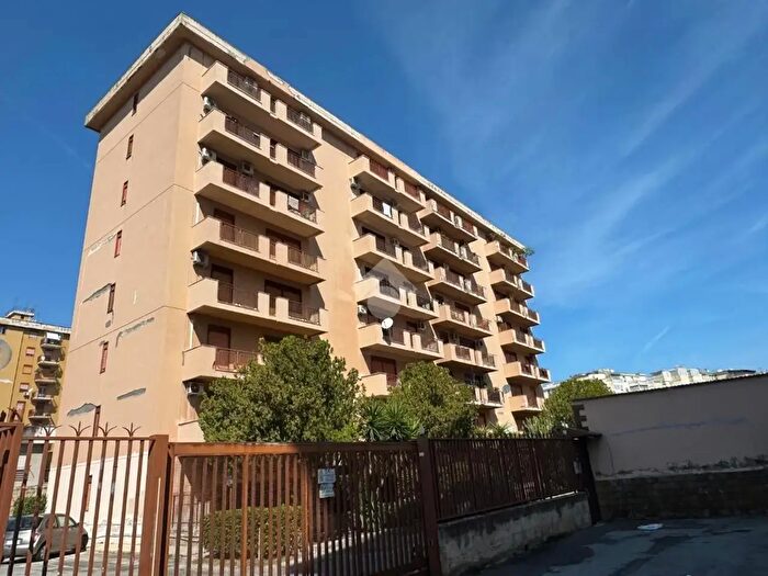 Appartamento trilocale in vendita in Via Avicenna, Palermo