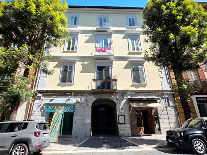 Appartamento con 8 locali in vendita in Corso Trieste, Caserta