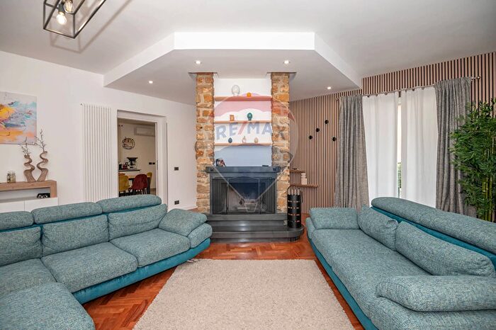 Casa con 8 locali in vendita in Via Giambattista Fanales, Caltagirone