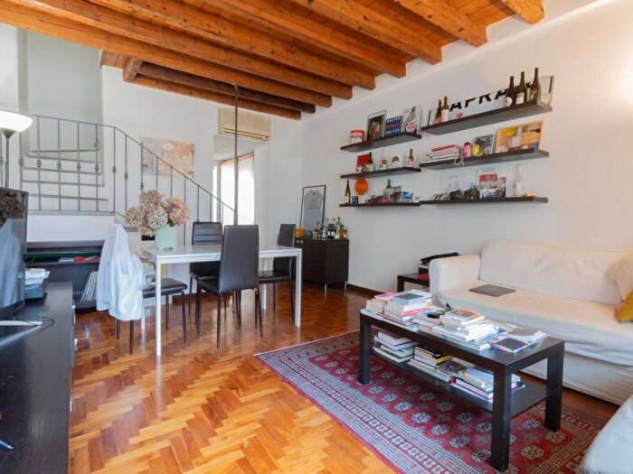 Appartamento trilocale in affitto in Via Curtatone, Quadronno Crocetta, Milano