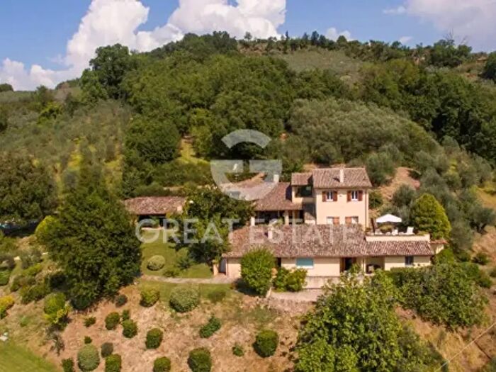 Casa con 6 locali in vendita in Strada Senza Nome, Foligno