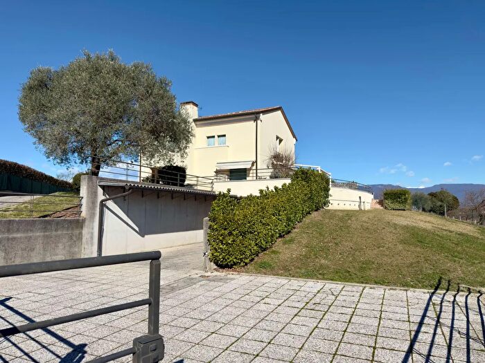 Casa con 10 locali in vendita in Via Calpena, San Vendemiano