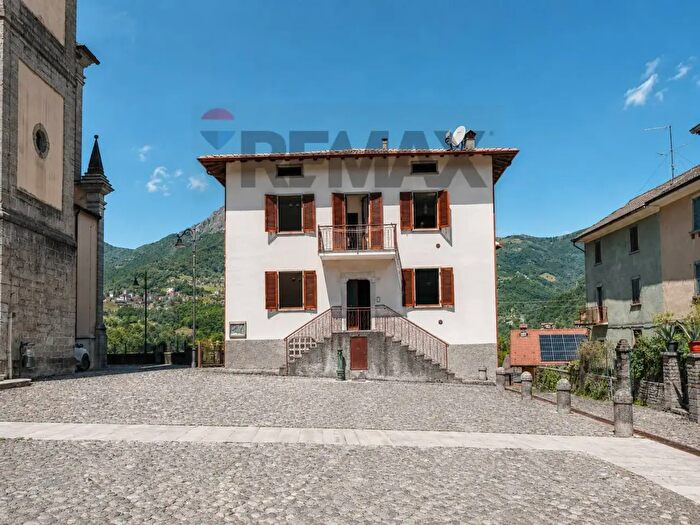 Casa con 6 locali in vendita in Locatello