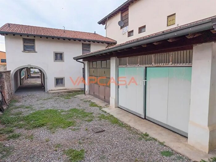 Casa con 8 locali in vendita in Via Umberto I, Palosco