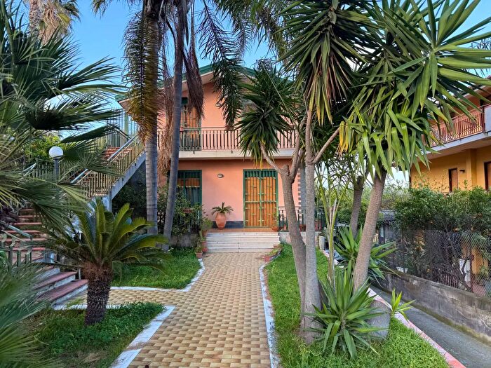 Appartamento trilocale in affitto in Via del Canalicchio, Tremestieri Etneo