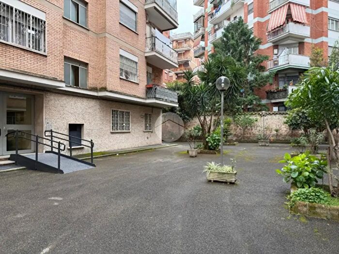 Appartamento bilocale in vendita in Via Raffaele Calzini, Roma