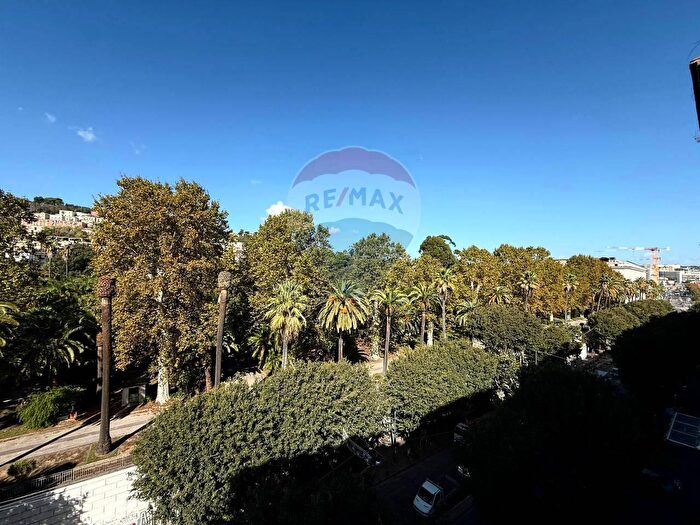 Appartamento con 6 locali in vendita in Napoli