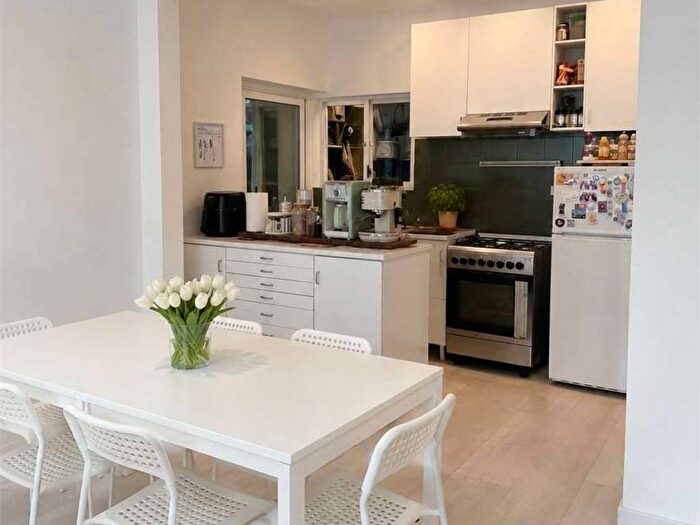 Appartamento trilocale in affitto in Via Beatrice D'Este, Bocconi, Milano