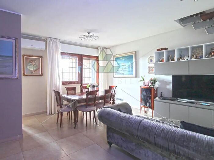 Appartamento con 6 locali in vendita in Via Passo del Turchino, Roma