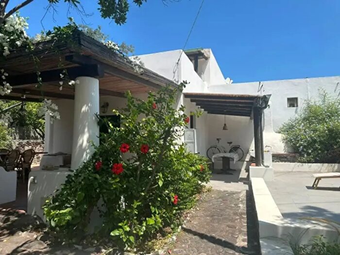 Casa con 6 locali in vendita in Via Rinella, Lipari
