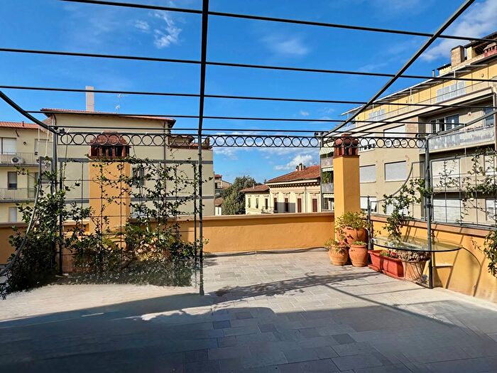 Appartamento quadrilocale in affitto in Via Giovanni Bovio, Firenze