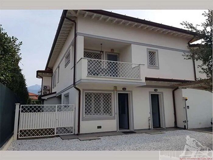 Appartamento con 6 locali in vendita in Forte Dei Marmi