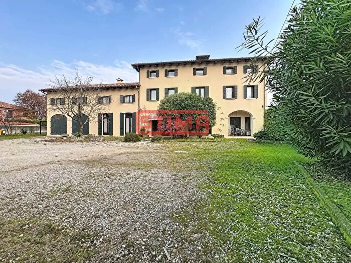 Casa con 12 locali in vendita in Paese