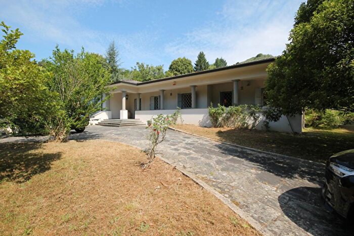 Casa con 9 locali in vendita in Masone, Camaiore
