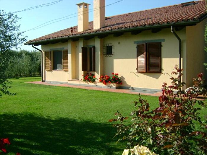 Casa con 20 locali in vendita in Ameglia