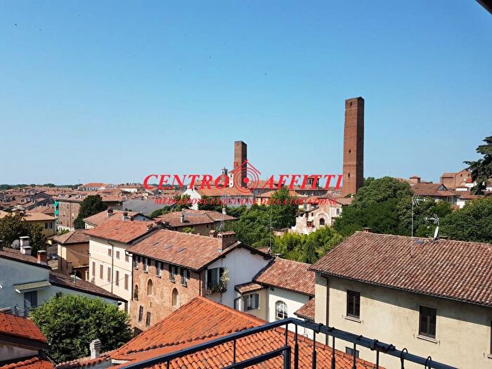Appartamento con 5 locali in affitto in Via Alessandro Volta, Centro Storico, Pavia