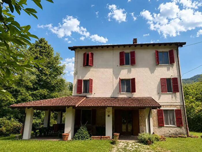 Casa con 10 locali in vendita in Via Molino Vetrina, Baiso