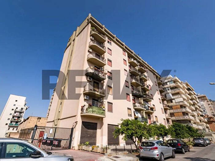 Appartamento trilocale in vendita in Via Ammiraglio Persano, Palermo