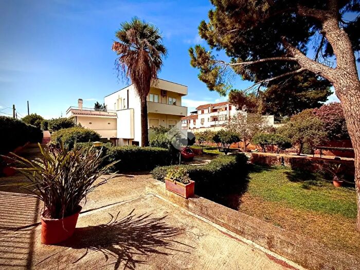 Casa con 13 locali in vendita in Via Agamennone, Palermo