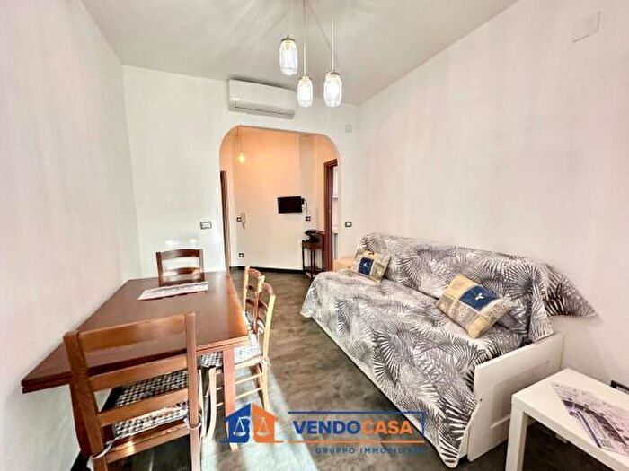 Appartamento trilocale in vendita in Via Nicolò Chiazzari, Pietra Ligure