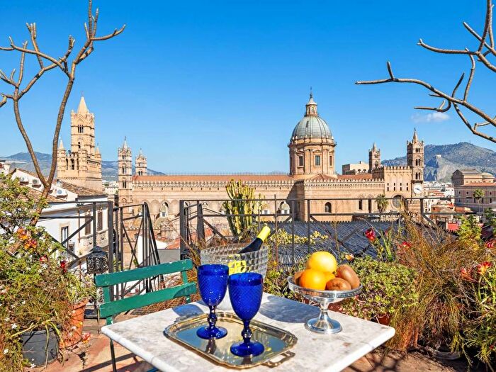 Casa con 6 locali in vendita in Via Pietro Novelli, Cassaro, Palermo