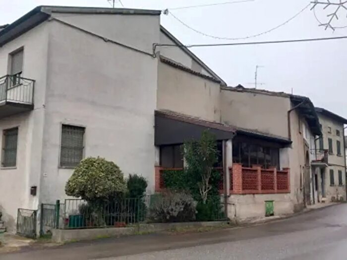 Casa con 6 locali in vendita in Castana