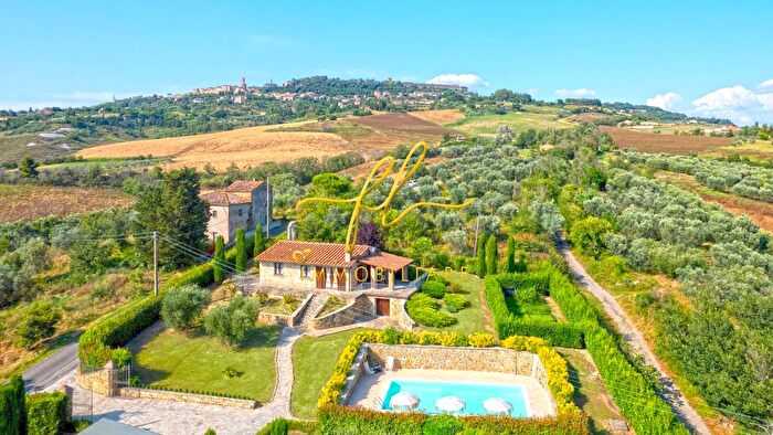 Casa con 6 locali in vendita in Volterra