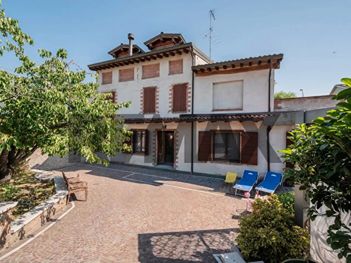 Casa con 5 locali in vendita in Viadana