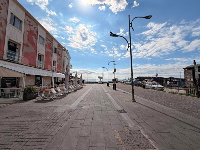 Appartamento bilocale in affitto in Vico Magazzini, Porto, Pozzuoli