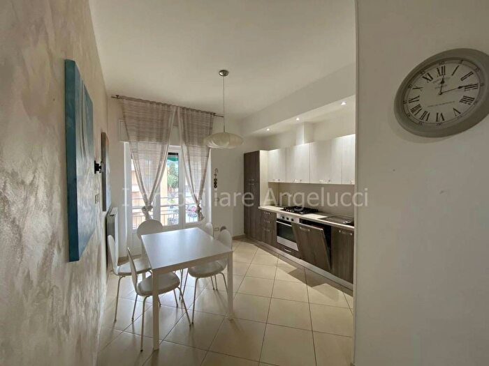 Appartamento trilocale in affitto in Via Aurelia, Centro, Loano